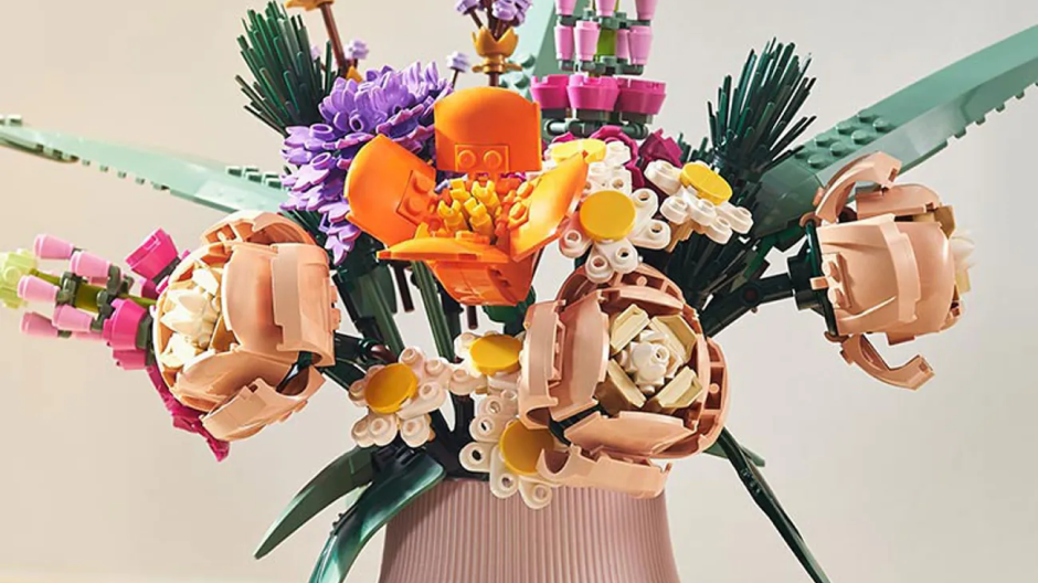 Um buque de flores com as petalas feitas de lego