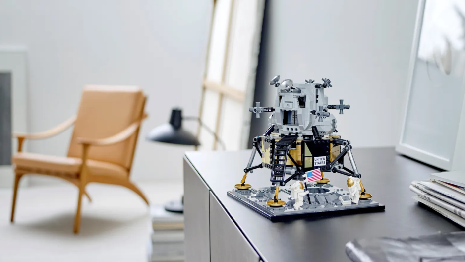 Brinquedo de uma nave espacial feita de lego com uma cadeira no fundo