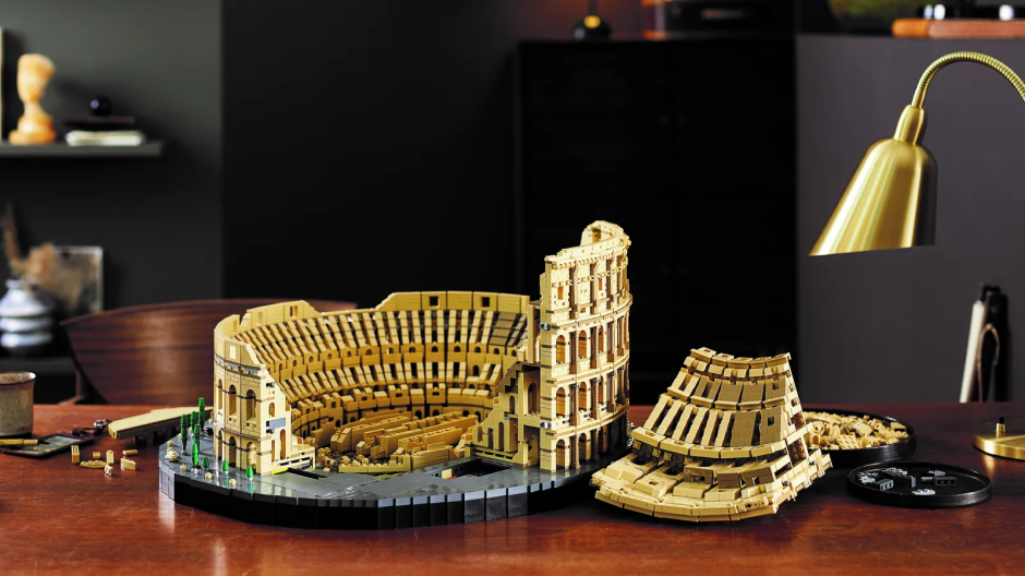 Imagem do coliseu feito de lego em cima de uma mesa