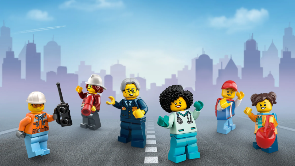 Várias figuras de brinquedos lego numa cena olhando para frente.